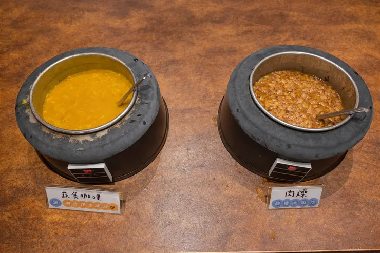 蔬食咖哩、肉燥。我更愛肉燥多一些，肥瘦比7:3，個人愛偏肥的肉燥飯。