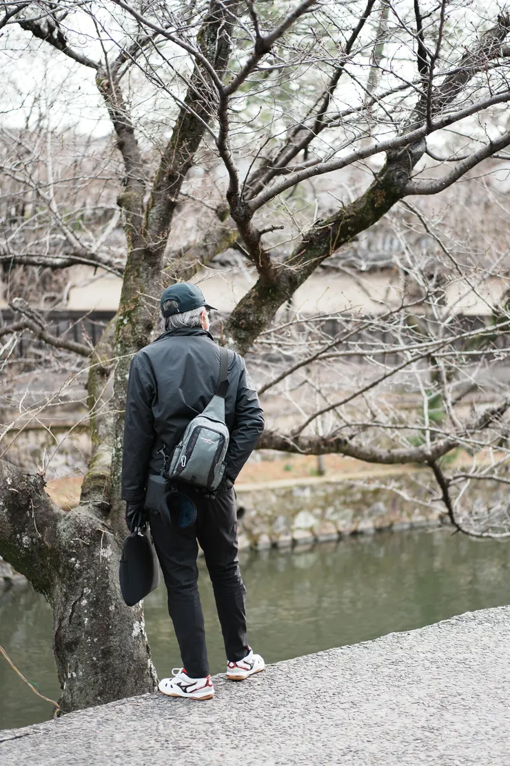 站在河邊的大叔