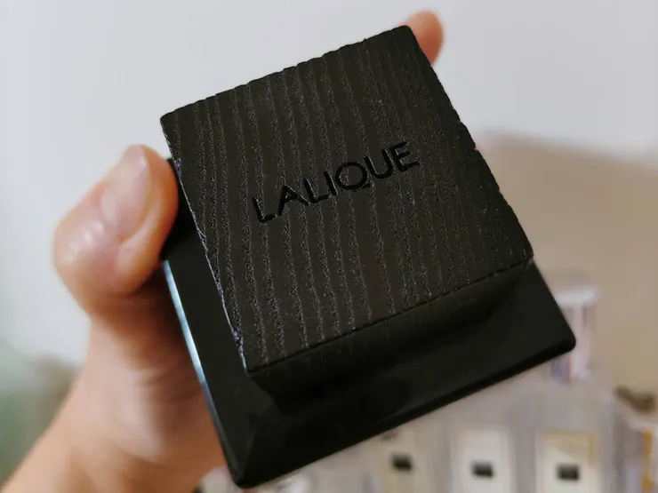 瓶蓋是木頭設計，上面有刻LOGO字樣