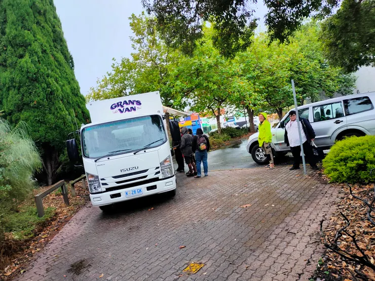 芬蘭人帶我去吃會送免費食物的餐車,聽說每個大城市都有