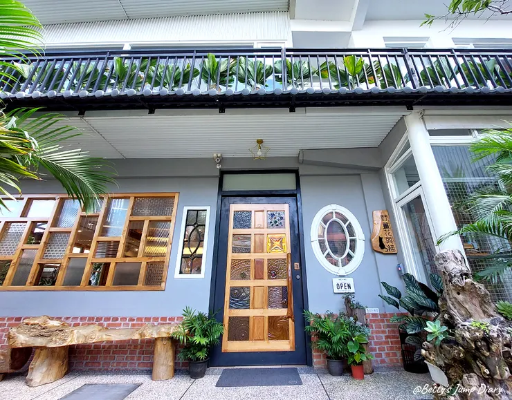 ▲龍潭「野薑花與貓」庭園餐廳/ 圖片來源:Betty's Jump Diary