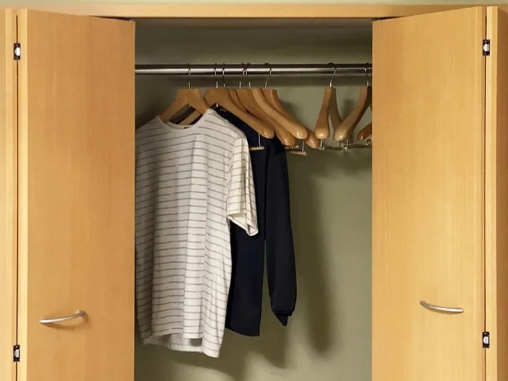 衣櫃中的衣服很少 (圖片來自Photo-ac)