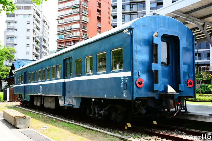 2019年配合舊月台意象向臺鐵購入了TP32873號通勤客車，但鋼體客車長時間放置戶外已出現表面龜裂現象