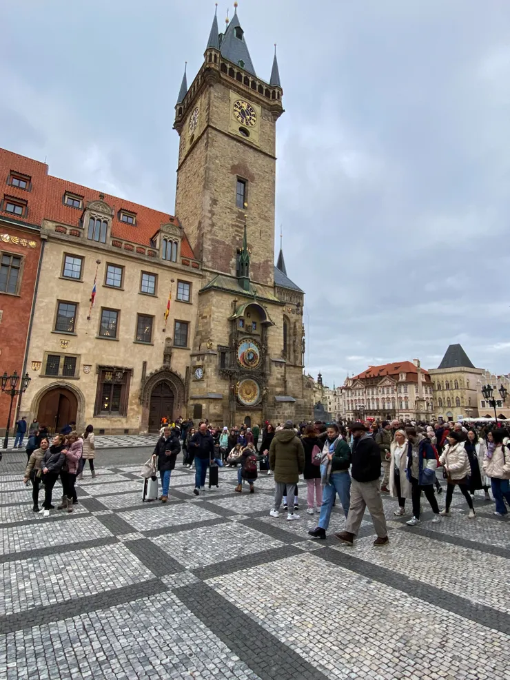 ▲前一秒還穿梭在老城區的小巷，下一秒就走進偌大的布拉格廣場了！
