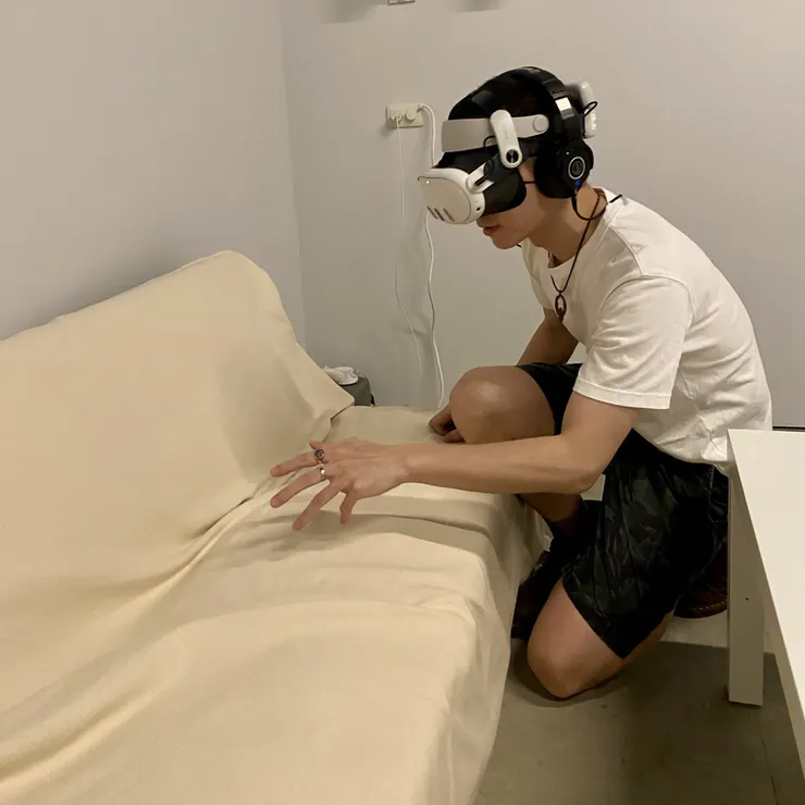 客廳裡的貓是真的可以摸的，貓很可愛，我摸給大家看。（照片：朱家安提供）