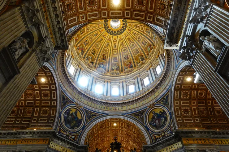 米開朗基羅為聖彼得大教堂設計的絕美穹頂。