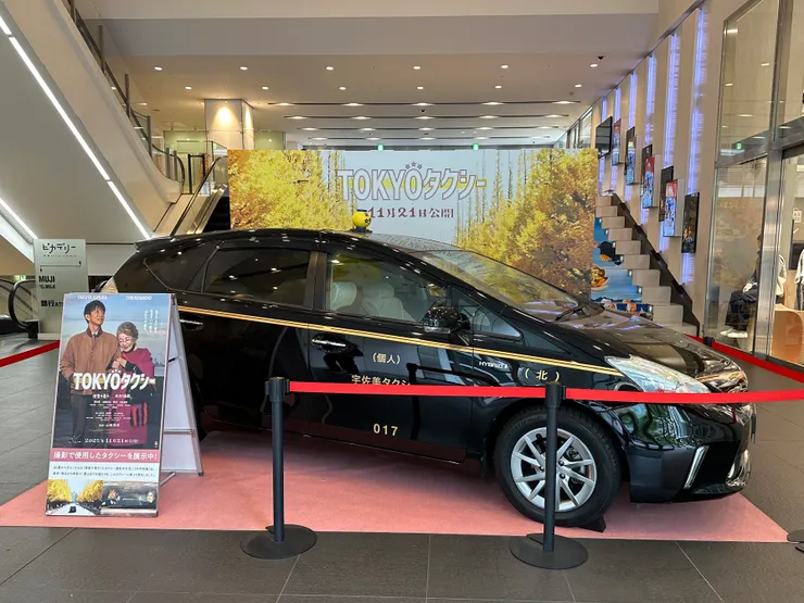 位於新宿ピカデリー地下一樓大堂，當日早上是假期，蠻多人路過打卡留念