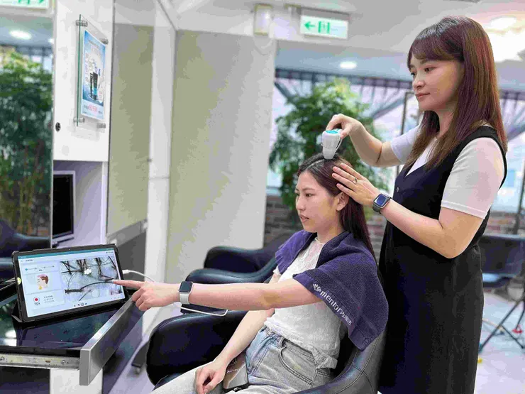 圖說：換季期間頭皮更容易受到多方外在因素影響，應透過專業檢測，了解頭皮的真實狀況，才能對症下藥。（資料來源：曼都髮型）