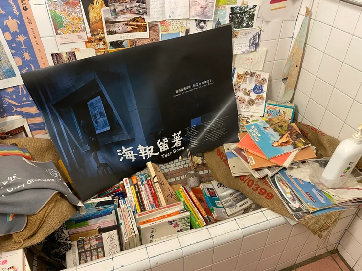 廁所佈置很特別，滿滿的紙