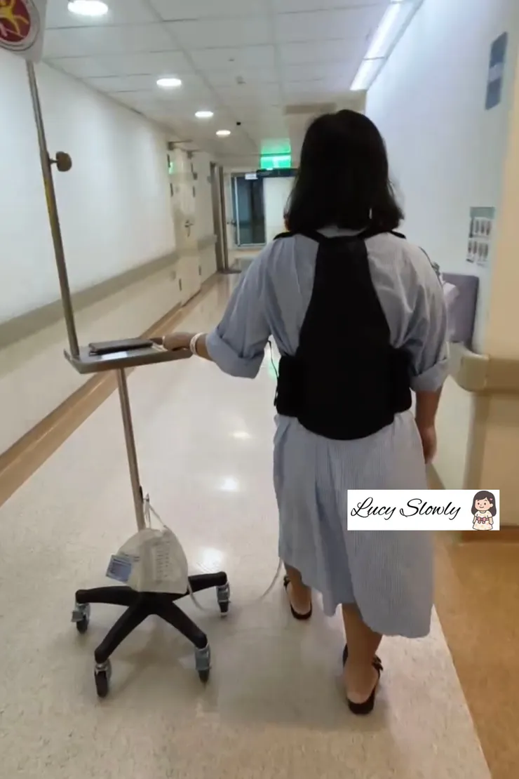 術後練習走路的我,因為左邊無力所以需要扶著一個東西。