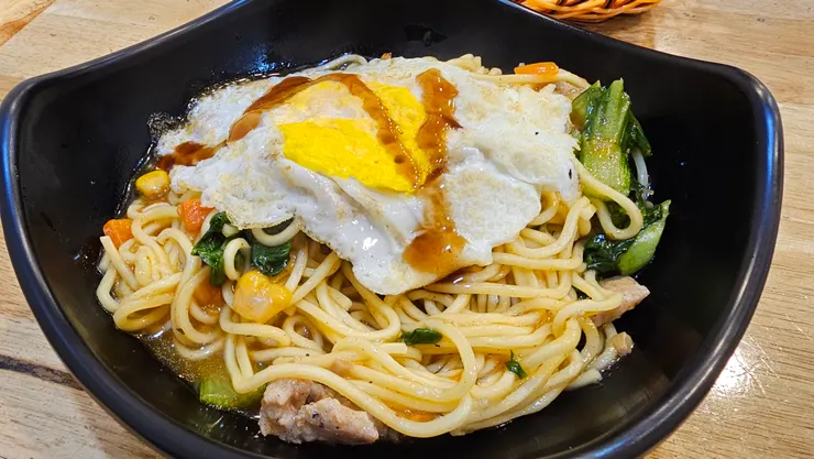 第一次看到有加青菜的鐵板麵!