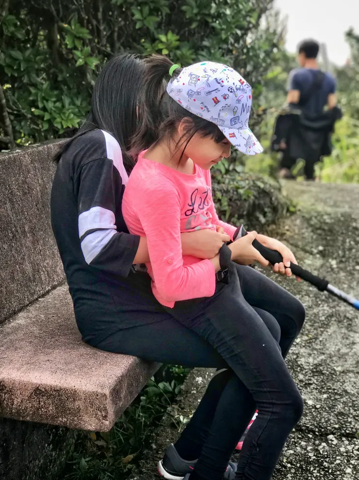 老二的症頭,在戶外喜歡坐在別人腿上😆