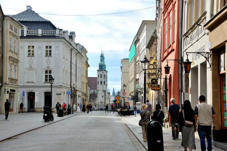【穿越格羅茲卡街前往瓦維爾城堡！連接主廣場（Rynek Główny）與瓦維爾城堡（Wawel Castle）的格羅茲瓦街（Grodzka Street)，是著名的「皇家之路」的一部份。】