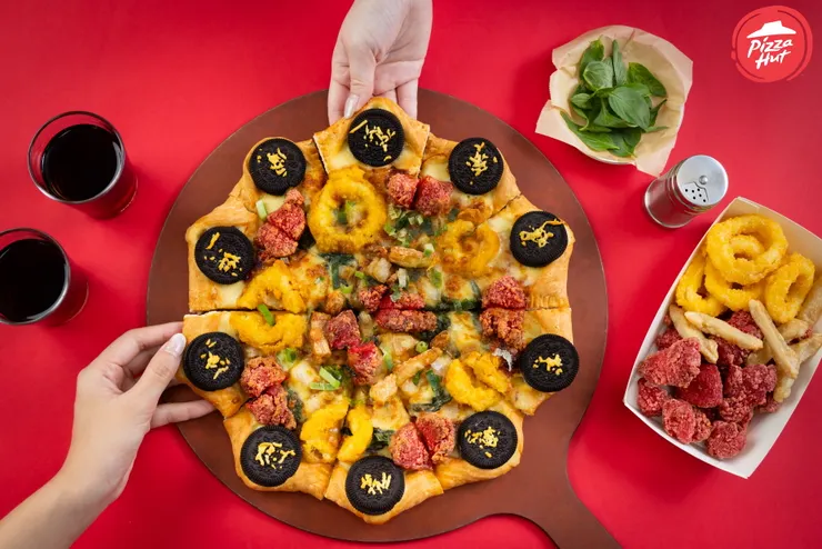 必勝客×OREO攜手推出「OREO餅乾台味鹹酥雞比薩」：一整圈OREO搭配火紅鹹酥雞、魷魚圈及甜不辣，豪邁的餡料讓饕客一次吃過癮！