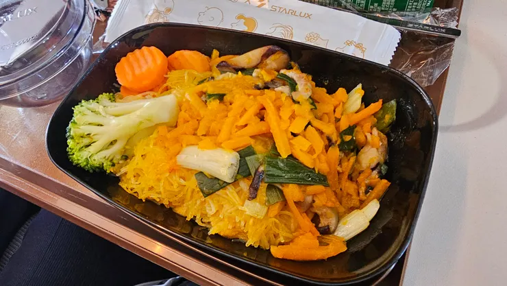 超好吃的金瓜炒米粉飛機餐!