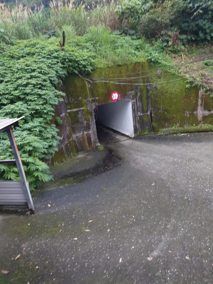 要穿越這個涵洞