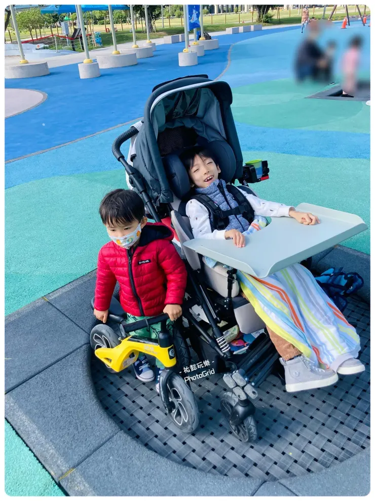 彈跳床是全民可以共享、輪椅族可使用的共融設施。〔新北猴熊森公園〕