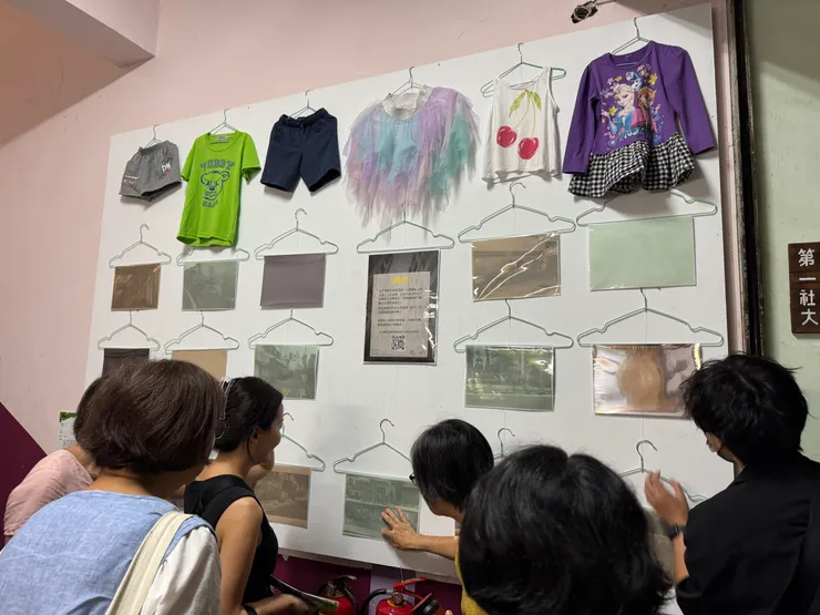 路邊、公領域常見有人會將私人的棉被、衣服拿出來借光，反映的是什麼呢？是都市生活的空間設計？是人民的素養？公與私的邊界在哪？