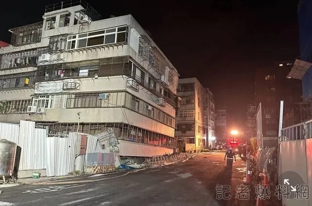 7日晚間台北市大直多間民宅因周邊一處工地施工釀災導致房屋傾斜，一棟5樓公寓還因此下陷。圖源／記者爆料網