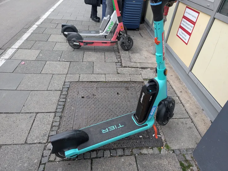 通常青年旅館前,會停不少。