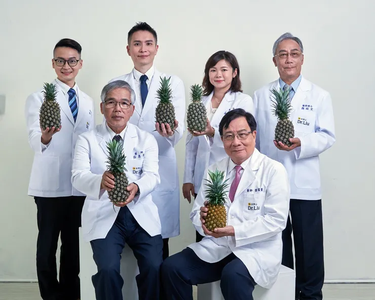 圖說:「Dr. Liu 劉醫師」集結藥學博士、專科醫師、藥師、營養師等保健專業團隊,從民雄土地孕育的金黃色鳳梨出發,結合創辦人的藥師背景與醫學專業,將鳳梨的天然營養轉化為陪伴全家健康的保健選擇。(資料來源:旺萊山)