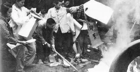 文革中，紅衛兵抄家、「破四舊」。