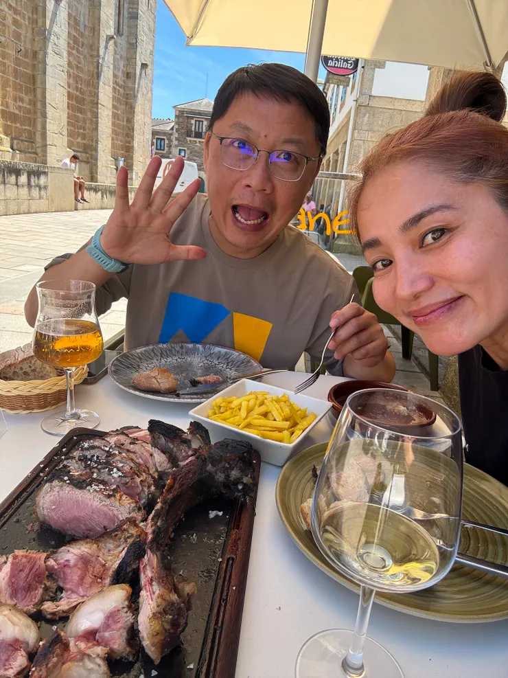 在Portomarin 的 Xoanes 吃到的朝聖者餐，帶骨牛排極好吃！服務生又親切～大推。後來聽Maggie說，有些朝聖者餐廳只要逹到一定的金額，餐廳會提供免費紅酒喝到飽唷～