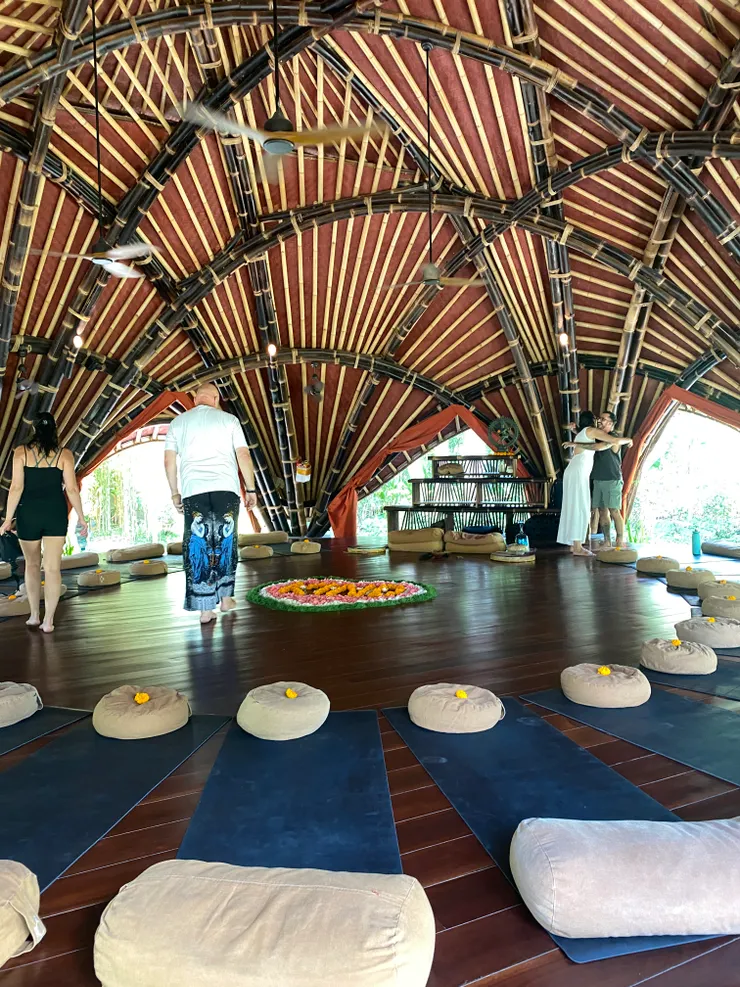 大家圍成一個圓圈，擺好瑜珈墊跟坐墊，課程是躺著進行