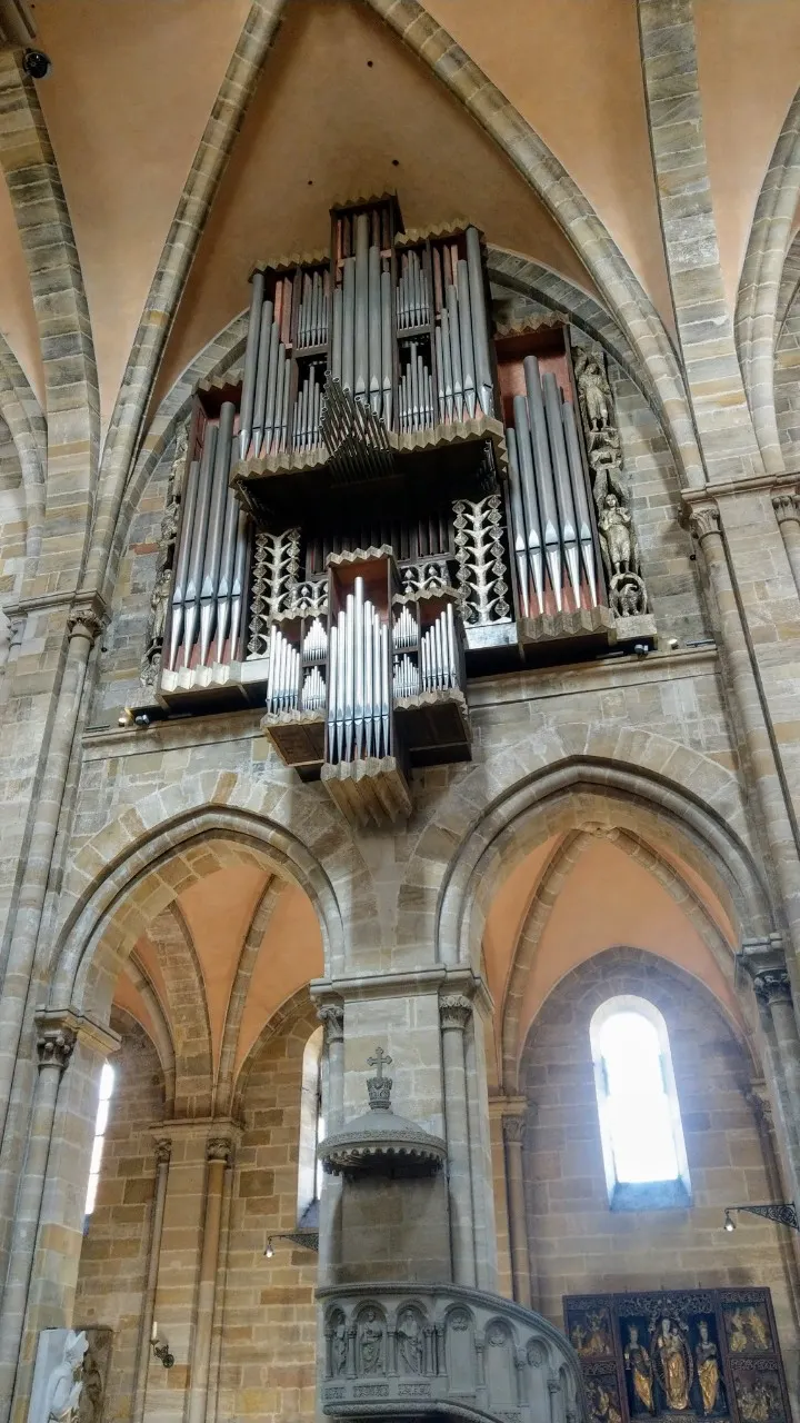 一般管風琴都位於教堂後面,但這卻位於中間側邊,不知聲音效果如何?