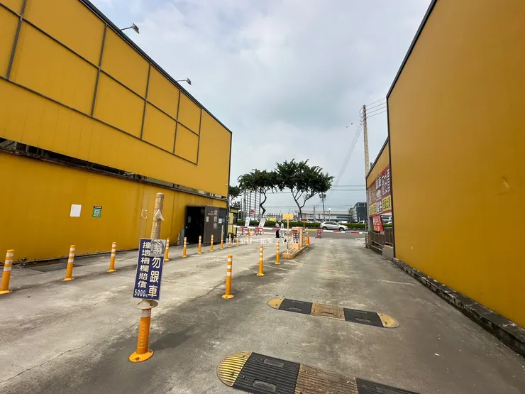 這是展覽會場正隔壁的付費停車場，正對面還有一處超大停車場。50元/小時