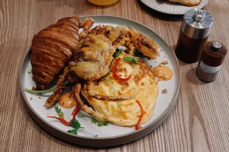 軟殼蟹可頌 Soft shell crab Croissant   NT$365元   |   炒蛋、香菜、辣醬美奶滋、辣椒、紅蔥頭 Scrambled eggs, coriander, chili mayo, shallot and chill.