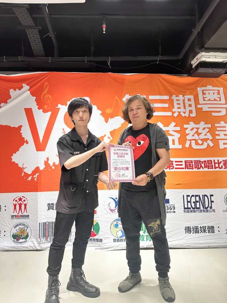 頒發評審嘉賓授權證書給潘汝明先生(右)