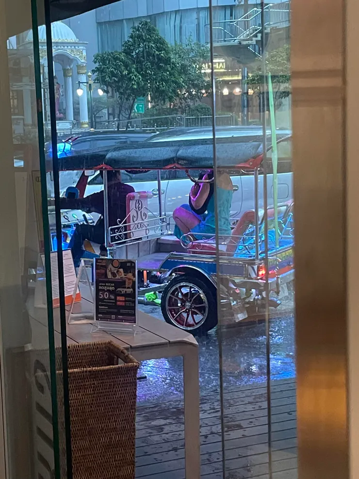 外國人超不愛帶雨傘