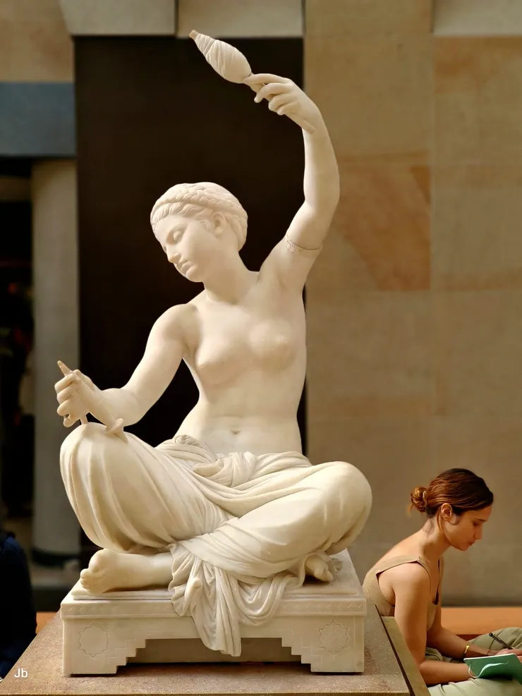 【法國雕塑家路易-歐內斯特·巴里亞斯 (Louis-Ernest Barrias) 於1870年創作的《米伽拉的年輕女孩》 (Jeune fille de Mégare)。但右下角那名女子，感覺完全可以是這座雕像的模特兒。】