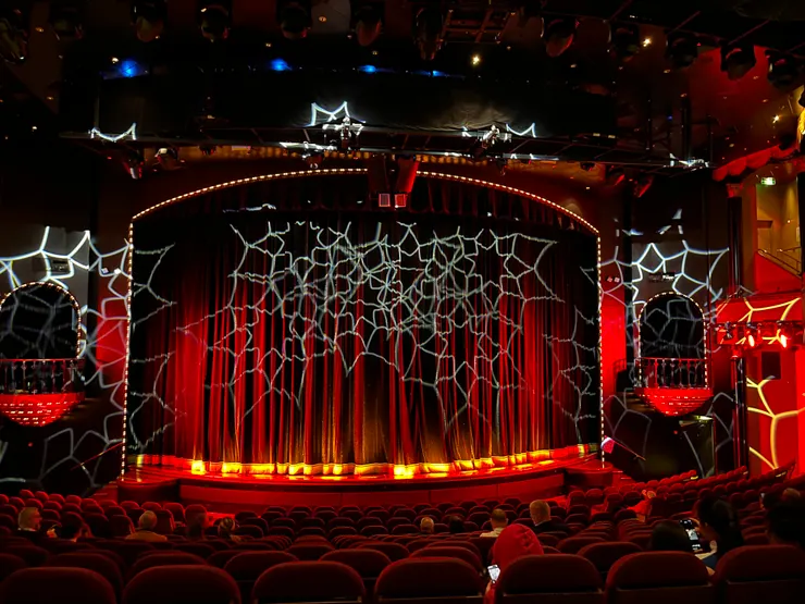 相同的劇場，每天的布景及特效都不同。