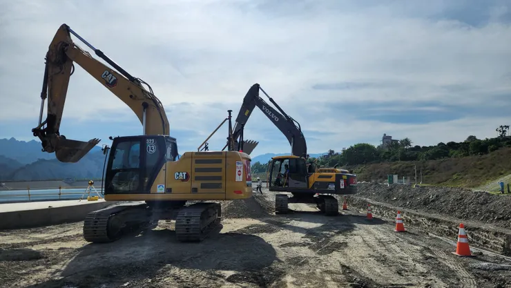 週日仍在趕工的工程人員。