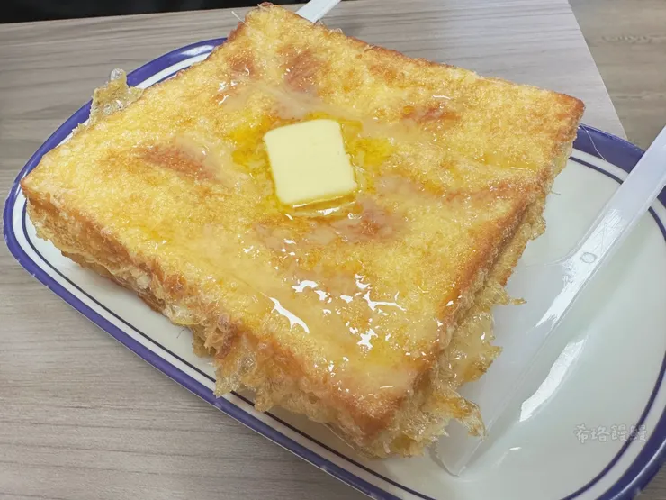 看一眼就知道很好吃的熱量怪獸，沾滿蛋液炸得薄薄脆脆的土司，夾入花生醬、淋上煉乳，再放一塊奶油，蓬鬆的土司藉著咬合擠壓出奶油、煉乳，拉著花生香在舌尖上跳舞，一個不小心就整塊完食啦😱