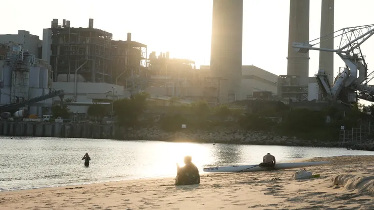 許多歐美人會在發電廠旁的沙灘享受午後時光