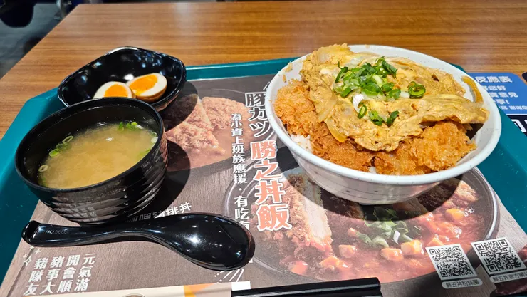 鮮五丼的炸魚肉丼飯真的是人間美味!黃金蛋和味噌湯也超讚!