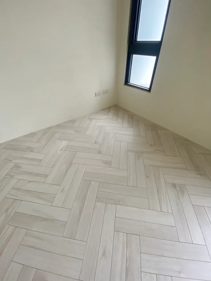 地板細節與卡扣近拍 - 展示專業工法