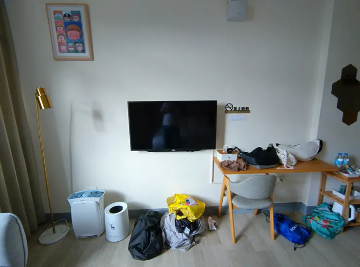 房間內可以看電視(我們包包雜物太多請忽略)