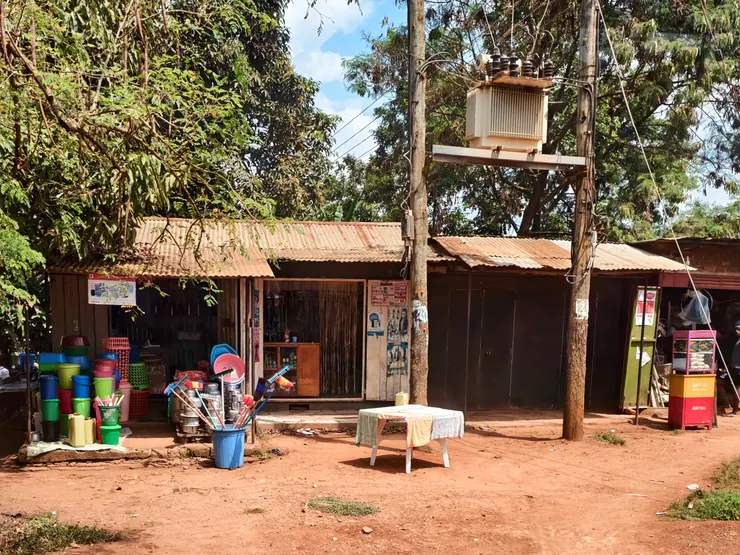 路邊賣五金工具的小店。