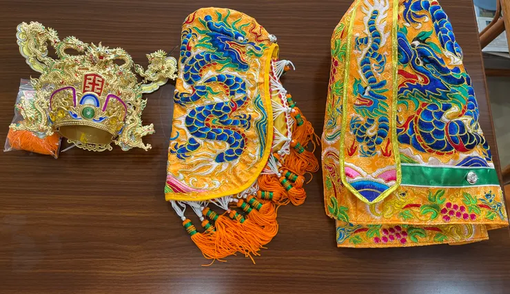 攤開龍袍的那一刻，我才知道自己真的要動手了。