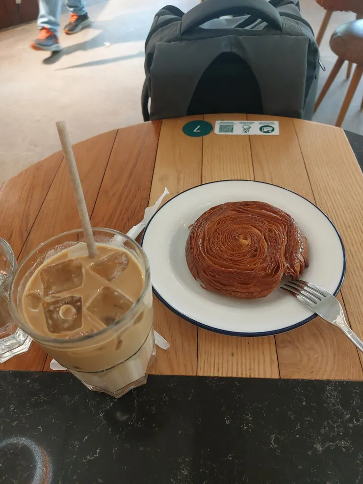 Tiong baru bakery 的 Kouign Amann，吃起來像厚實版可頌，很脆，超推