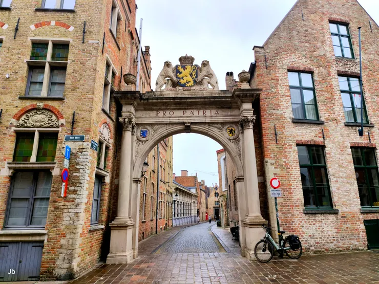 【別問任一小巷的名只管往裡面踩!Karthuizerinnenstraat Praalboog街起點的拱門。】