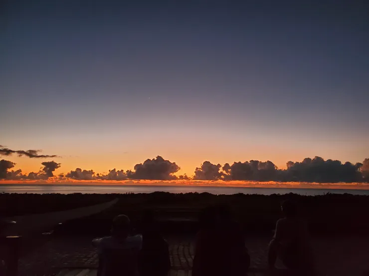 天空因日出，開始變色，溫柔粉色、粉橘、紫色...漸層慢慢的改變