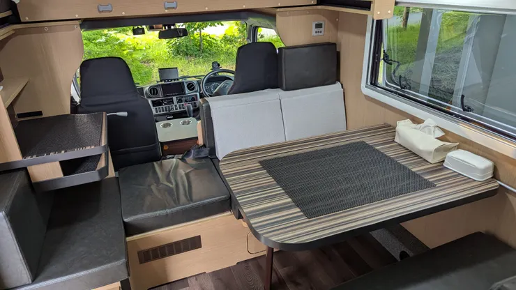 露營車中段的客廳模式，如果人數較多的話可以調整為臥室模室