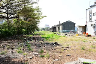 再跨越員鹿路後就進入溪湖糖廠的範圍&nbsp;