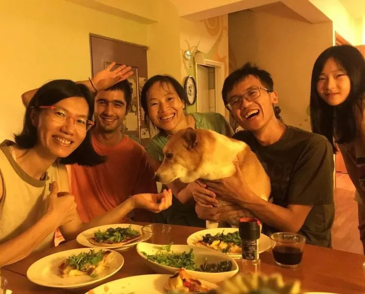 在Google 相簿滑找看到這張有綵繪的壁牆、壁燈還有米奇鐘的照片 那一年Damien從祕魯來  在曙光餐桌裡的甜美時光-2019年與素連、兵善、Damien 、心&Lulu