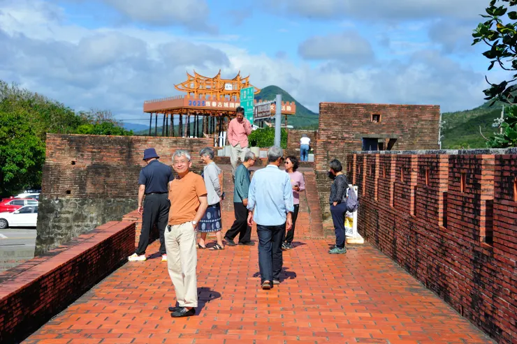 【登雉堞恆春東門遠眺遙想服役時！背景可見舉辦2025年搶孤活動的豎孤棚。】